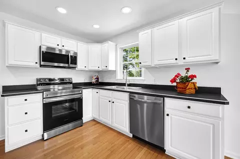 Kitchen - 1366 Windsor Ct, Circleville, OH 43113 photo 3 of 5