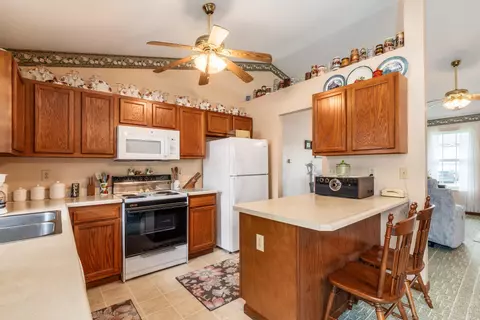 Kitchen - 1950 Patrick Dr E, Newark, OH 43055 photo 2 of 4