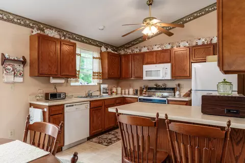 Kitchen - 1950 Patrick Dr E, Newark, OH 43055 photo 1 of 4