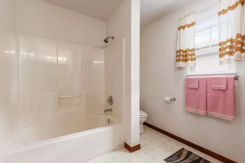 Bath - 1950 Patrick Dr E, Newark, OH 43055 photo 2 of 3