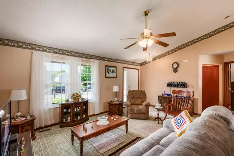 Living - 1950 Patrick Dr E, Newark, OH 43055 photo 2 of 2