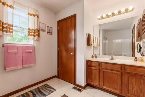 Bath - 1950 Patrick Dr E, Newark, OH 43055 photo 1 of 3