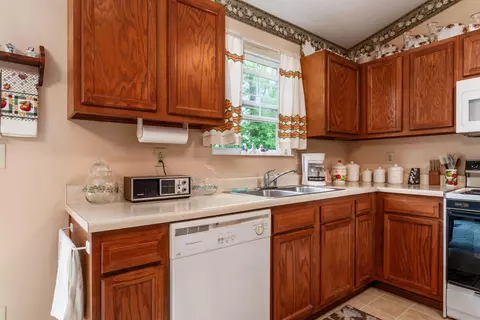 Kitchen - 1950 Patrick Dr E, Newark, OH 43055 photo 3 of 4