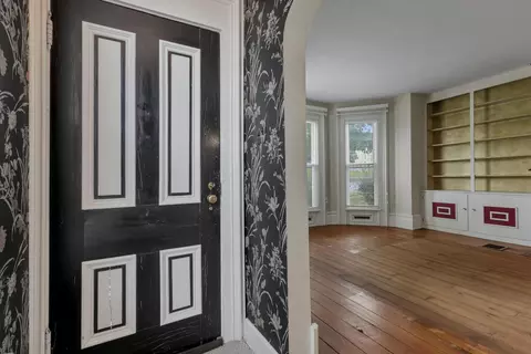 Entry Way - 325 E Walnut St, Lancaster, OH 43130 photo 2 of 2