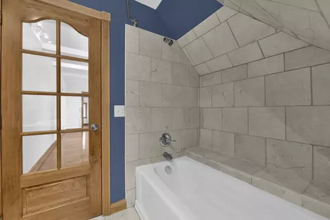 Bath - 29 E 2nd Ave, Columbus, OH 43201 photo 4 of 4