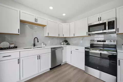 Kitchen - 280 Nye St, Marion, OH 43302 photo 2 of 3