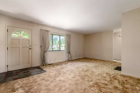 Living - 2928 N Gresham Rd, Columbus, OH 43204 photo 7 of 10