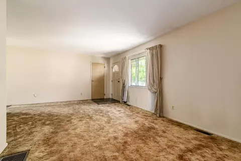 Living - 2928 N Gresham Rd, Columbus, OH 43204 photo 10 of 10