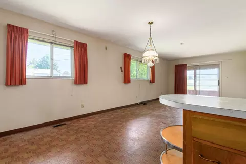 Living - 2928 N Gresham Rd, Columbus, OH 43204 photo 6 of 10