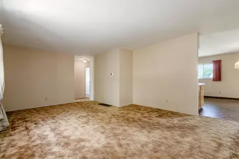 Living - 2928 N Gresham Rd, Columbus, OH 43204 photo 8 of 10