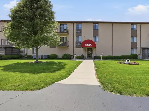 5885 Beechcroft Rd #302, Columbus, OH 43229