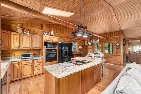 Kitchen - 31280 Anglebrook Ln, Logan, OH 43138 photo 4 of 6