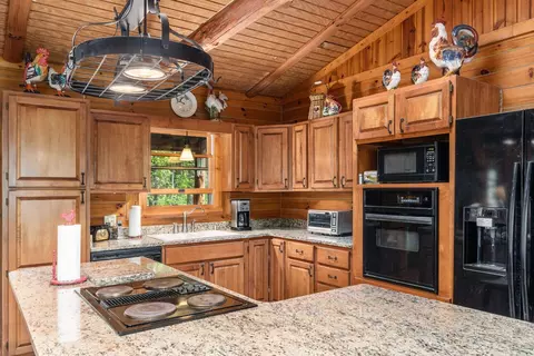 Kitchen - 31280 Anglebrook Ln, Logan, OH 43138 photo 3 of 6