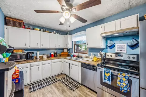Kitchen - 550 E Farming St, Marion, OH 43302 photo 2 of 3