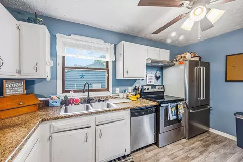 Kitchen - 550 E Farming St, Marion, OH 43302 photo 3 of 3