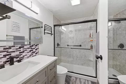 Bath - 3912 Farm Brook Ln, Columbus, OH 43204 photo 1 of 2