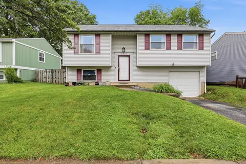 3912 Farm Brook Ln, Columbus, OH 43204