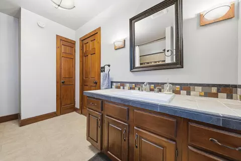 Bath - 705 Deacon St, Hebron, OH 43025 photo 2 of 3