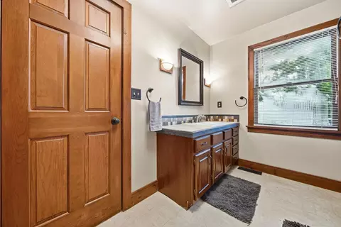 Bath - 705 Deacon St, Hebron, OH 43025 photo 1 of 3