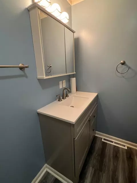 Bath - 410 John St, Circleville, OH 43113 photo 2 of 2