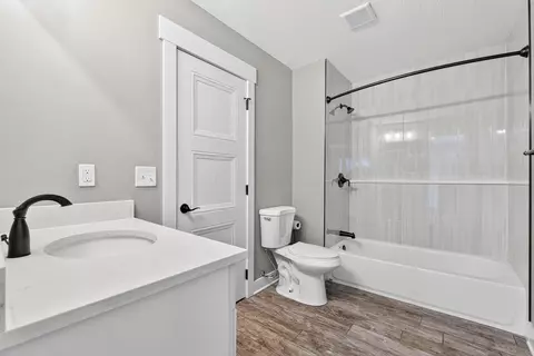 Bath - 176 E Weber Rd, Columbus, OH 43202 photo 18 of 20