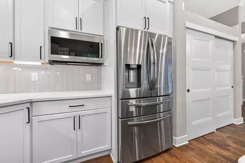 Kitchen - 176 E Weber Rd, Columbus, OH 43202 photo 10 of 11