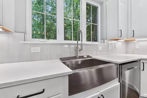 Kitchen - 176 E Weber Rd, Columbus, OH 43202 photo 8 of 11
