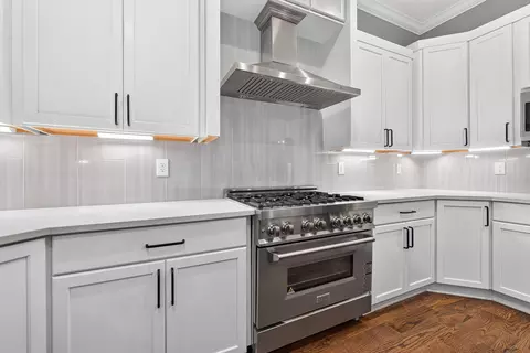 Kitchen - 176 E Weber Rd, Columbus, OH 43202 photo 9 of 11