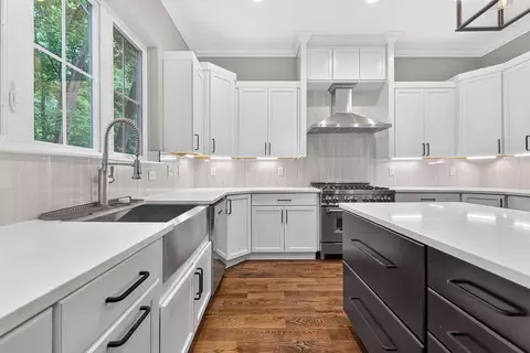 Kitchen - 176 E Weber Rd, Columbus, OH 43202 photo 7 of 11