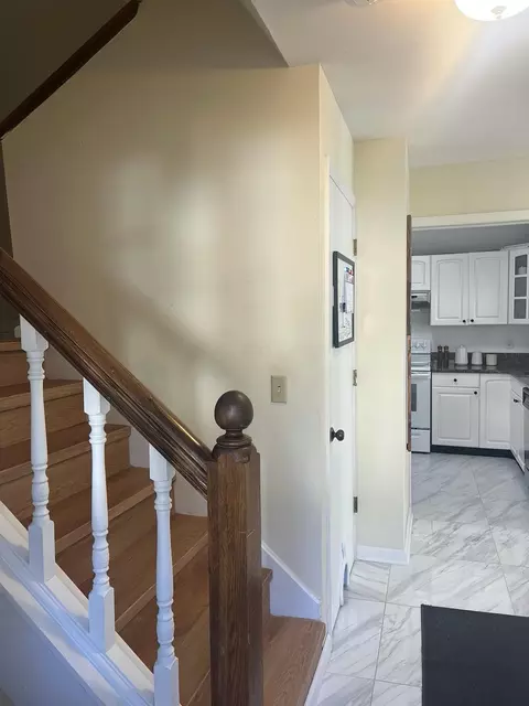 Entry Way - 6920 Killarney Ct, Dublin, OH 43017 photo 1 of 3