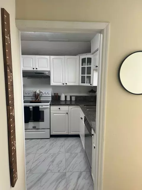 Kitchen - 6920 Killarney Ct, Dublin, OH 43017 photo 2 of 4