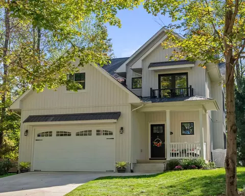 512 Greenacre Cir, Howard, OH 43028