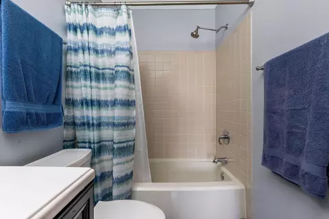 Bath - 1951 Eldorado Ct, Powell, OH 43065 photo 2 of 4