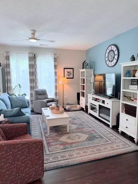 Living - 181 Lenell Loop, Delaware, OH 43015 photo 2 of 2