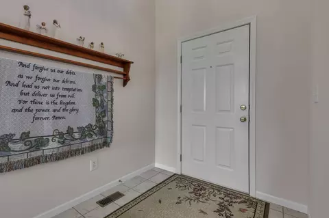 Entry Way - 103 Trail East SW, Pataskala, OH 43062 photo 2 of 6