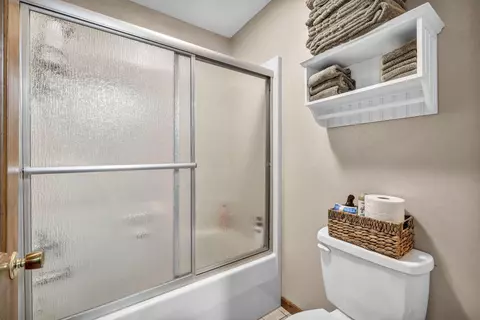 Bath - 521 Garden Pl, Marion, OH 43302 photo 2 of 7