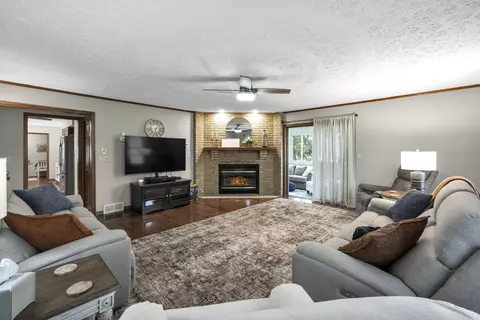 Living - 521 Garden Pl, Marion, OH 43302 photo 7 of 8