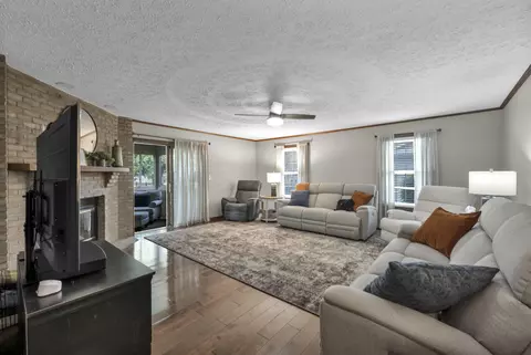 Living - 521 Garden Pl, Marion, OH 43302 photo 5 of 8