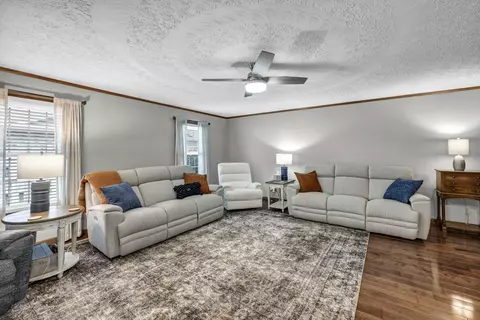 Living - 521 Garden Pl, Marion, OH 43302 photo 4 of 8