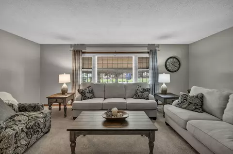 Living - 521 Garden Pl, Marion, OH 43302 photo 3 of 8