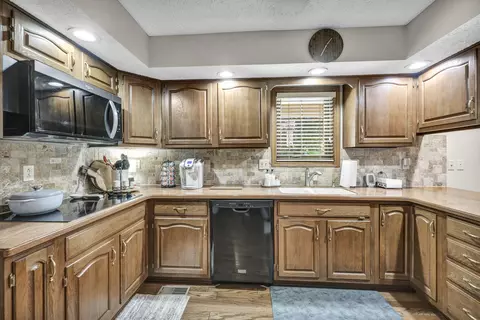 Kitchen - 521 Garden Pl, Marion, OH 43302 photo 2 of 6
