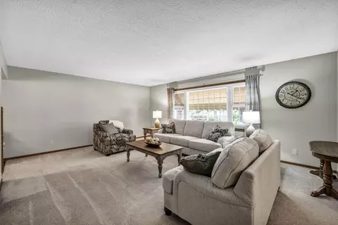 Living - 521 Garden Pl, Marion, OH 43302 photo 2 of 8