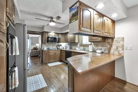 Kitchen - 521 Garden Pl, Marion, OH 43302 photo 5 of 6
