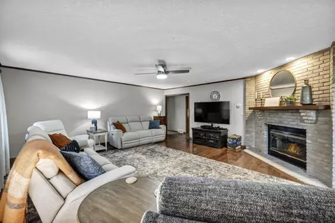 Living - 521 Garden Pl, Marion, OH 43302 photo 6 of 8