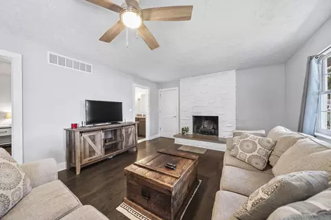 Living - 585 Edgewood Dr, Circleville, OH 43113 photo 3 of 4