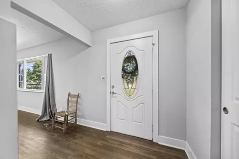 Entry Way - 585 Edgewood Dr, Circleville, OH 43113 photo 1 of 5