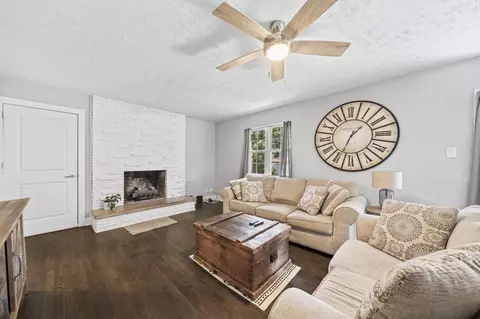 Living - 585 Edgewood Dr, Circleville, OH 43113 photo 1 of 4