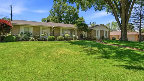 426 Coventry Cir, Zanesville, OH 43701