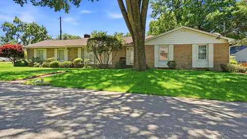426 Coventry Cir, Zanesville, OH 43701