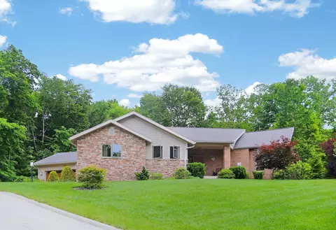660 King Beach Dr, Howard, OH 43028